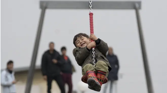 Avusturya'da oyun oynayan bir mülteci çocuk