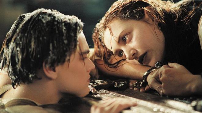 Scena iz filma Titanik u kojoj Rouz pluta na drvenoj tabli dok se Džek pridržava za nju