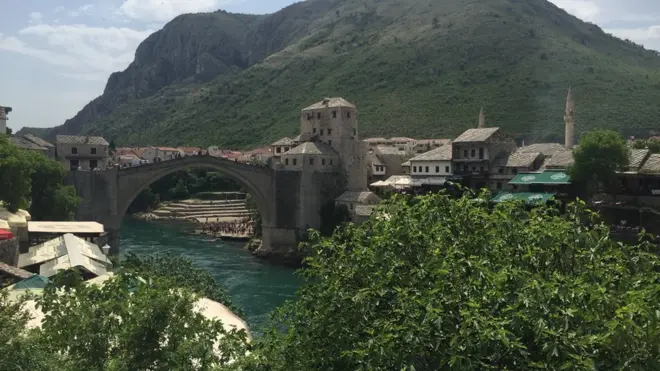 Мостар важи за симбол подељеног града у Босни и Херцеговини - на једној страни Неретве већински живе Бошњаци, на другој Хрвати