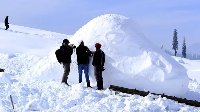 इस समय ज़ोहूर दिल्ली में एक ग्राफ़िक डिज़ाइनर हैं.