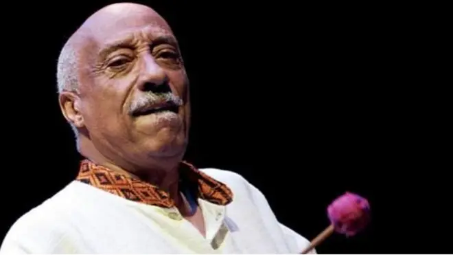 እቲ 'ቫይብራፎ'ን 'ኮንጋ ድራምስ'ን (ከበሮ) ብምጽዋት ዝፍለጥ ሙላቱ፡ ኣብ ምሉእ ዓለም ምርኢታት ከቕርብ ኪኢሉ'ዩ።