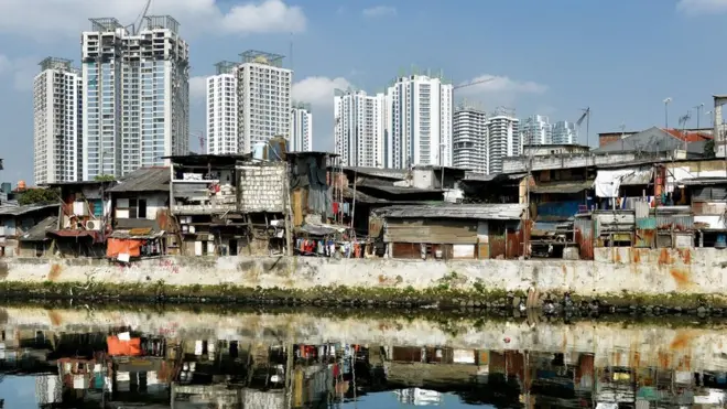 Apartemen-apartemen itu diperuntukkan bagi kelas menengah -tapi tetap tak terjangkau bagi kebanyakan orang, sementara masyarakat bahwa hidup di hunian kumuh.