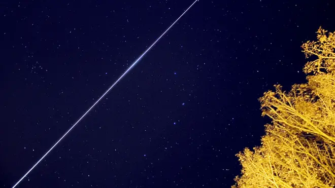 Si tienes suerte, y miras a la hora indicada, podrías ver el paso de uno de los miles de satélites artificiales que pueblan nuestro cielo.