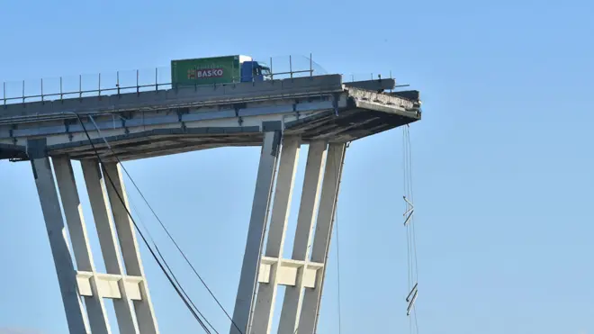 Грузовик на разрушенном мосту Моранди