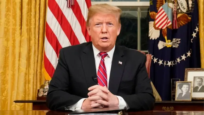 Trumop menyampaikan pidato dari Ruang Oval, Gedung Putih.