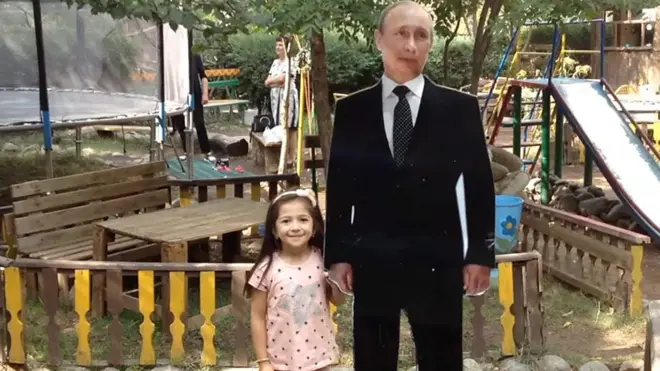 Картонный президент нравится не только детям, но и туристам