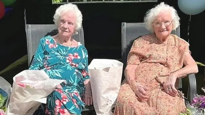 "أكبر توأم في بريطانيا": ما سر الحياة السعيدة بعد عمر 103؟