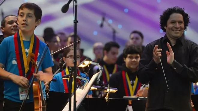 Gustavo Dudamel aplaude al terminar un concierto en Escocia