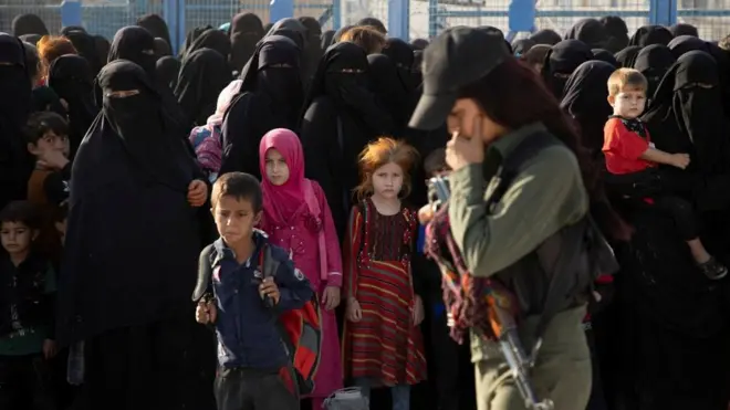 يعيش أكثر من 50 ألف شخص حاليًا في مخيم الهول، وهو أكبر معسكر اعتقال لمقاتلي داعش المشتبه بهم وعائلاتهم