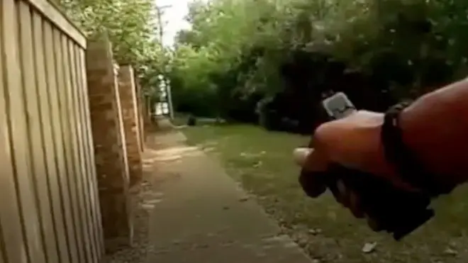 Mano sosteniendo un arma