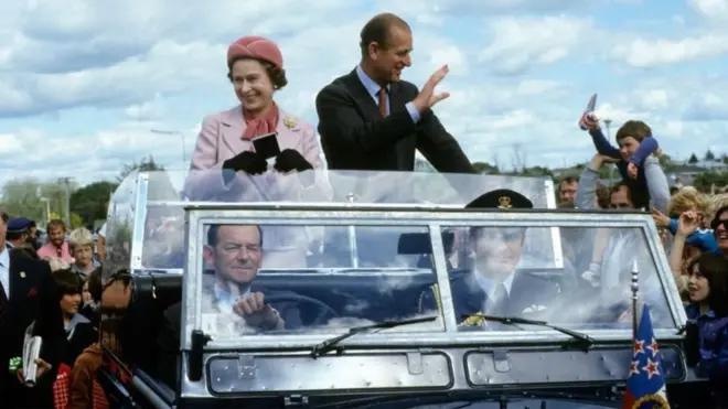 ตามรายงานข่าวในขณะนั้น ตำรวจกล่าวว่าเสียงปืนนั้นเป็นแค่เสียงป้ายล้ม