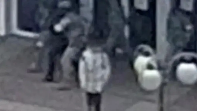 Muuqaal lagu baahiyay baraha bulshada ayaa muujinayay ciidamada Ruushka oo xafiiskiisa kala baxay duqa magaalada Melitopol