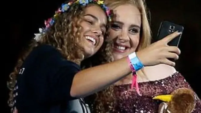 阿黛爾對歌迷非常友好，並在演唱會上見證了很多對兒歌迷求婚成功。