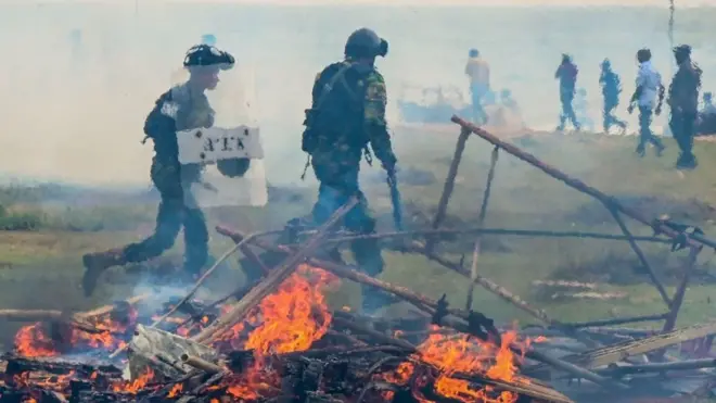 Paramilitary police personnel arrive at the site as demonstrators and government supporters clash outside the President's office in Colombo on May 9, 2022. - Sri Lanka Prime Minister Mahinda Rajapaksa resigned May 9, his spokesman said, shortly after violent clashes between his supporters and anti-government protesters left 78 people wounded.