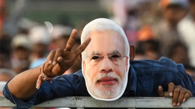 नरेंद्र मोदी का मुखौटा
