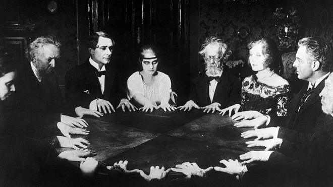 Cena de sessão espírita do filme 'Dr. Mabuse, o Jogador' de 1922, dirigido por Fritz Lang