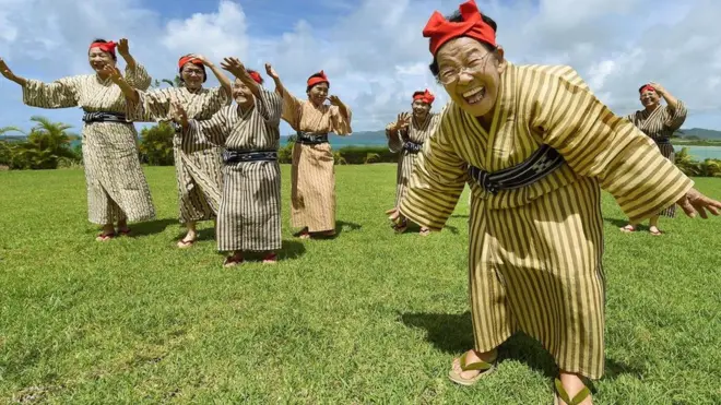 Популярний японський "герлбенд" KBG84 виступає на острові Кохама в префектурі Окінава