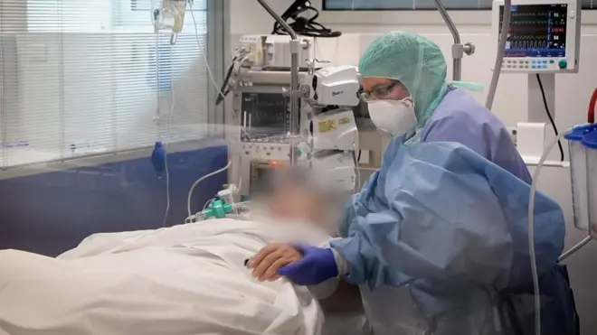 Италия обогнала Китай по числу умерших от коронавируса. Число заболевших продолжает расти. Корреспондент Би-би-си поговорил со врачами в городе Брешиа на севере Италии.