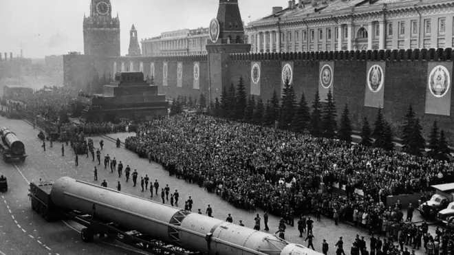 සෝවියට් සංගමය සහ ඇමෙරිකා එක්සත් ජනපදය අතර න්‍යෂ්ටික අවි තරඟය අවධියේ රතු චතුරශ්‍රයේ දර්ශනයක්