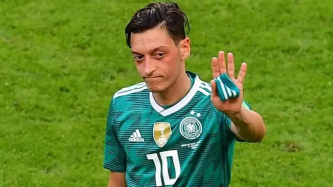 أعلن أوزيل اعتزاله اللعب الدولي بسبب ما وصفه بـ "العنصرية وعدم الاحترام" داخل كرة القدم الألمانية