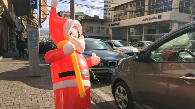 بالون على شكل سانت كلوز في بيروت