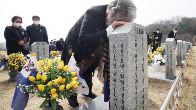 제7회 서해수호의 날인 25일 국립대전현충원 천안함 46용사 묘역을 찾은 고 민평기 상사의 모친 윤청자 여사가 참배 도중 눈물을 흘리고 있다