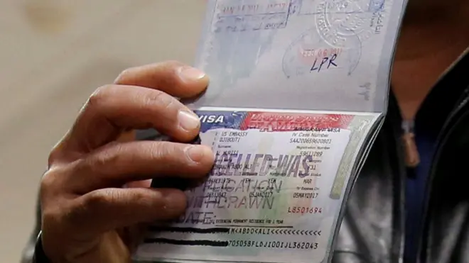 تأشيرة دخول ألغتها السلطات الأمريكية على جواز سفر أحد المسافرين