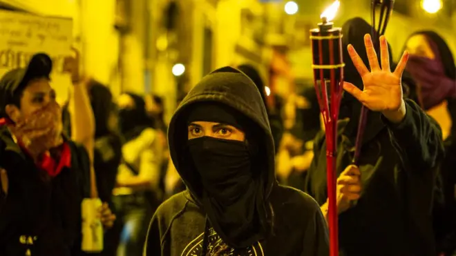 Феміністичні організації в Іспанії протестують проти насильства щодо жінок на традиційному фестивалі Сан-Фермін