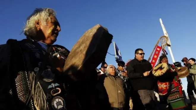 Suku Indian Sioux merayakan keputusan militer Amerika itu.