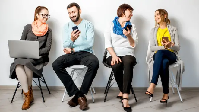 Hoy día, es casi imposible no estar la mayor parte del día sentados.