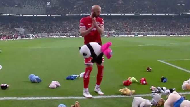 جماهير مباراة كرة قدم في إسطنبول تمطر ملعبا بالدمى