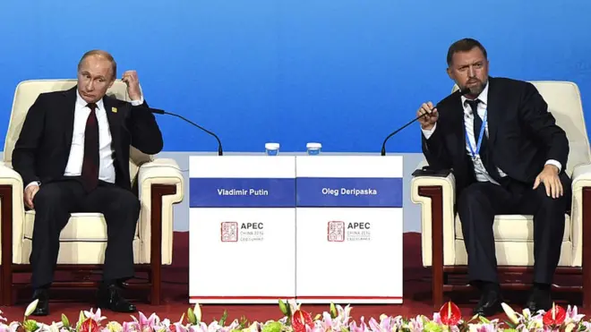 Російського бізнесмена Олега Дерипаску (праворуч) вважають наближеним до російської влади. Через нові санкцій він постраждав чи не найбільше