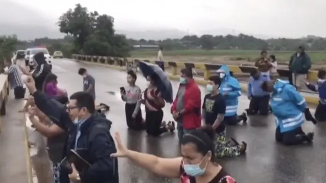 لماذا يصلي الناس في شوارع هذا البلد؟