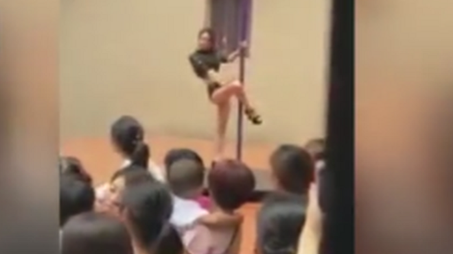 网上片段显示，幼稚园园方安排钢管舞表演，孩子在台下观看。