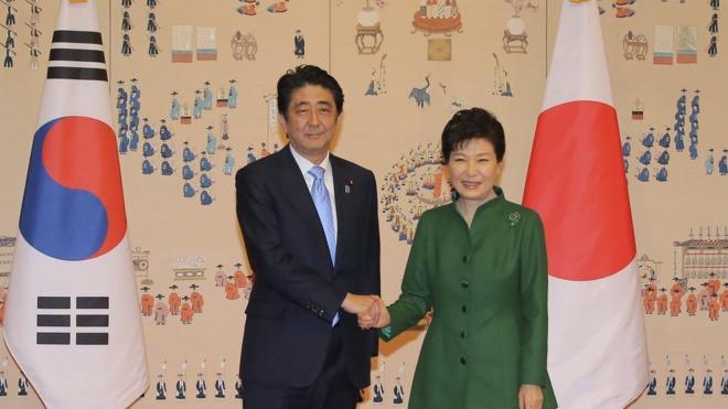 South Korean President Park Geun-hye, right, and Japanese Prime Minister Shinzo Abe pose for photos before their meeting at the presidential Blue House in Seoul, South Korea, Monday, 2 November 2015