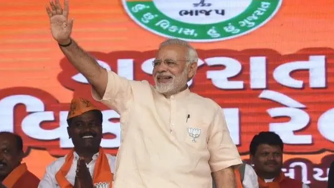 પાલનપુર ખાતે જનમેદની અને સભાનું સંબોધન કરી રહેલા વડાપ્રધાન નરેન્દ્ર મોદીનો અવાજ બેસી ગયો હતો