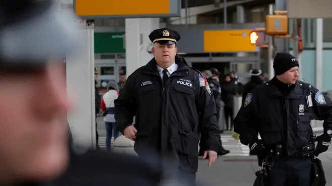 न्यूयॉर्क हवाई अड्डे पर सुरक्षाकर्मी