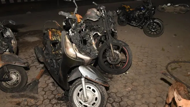 અમદાવાદમાં સળગાવી દેવાયેલી બાઇક્સ