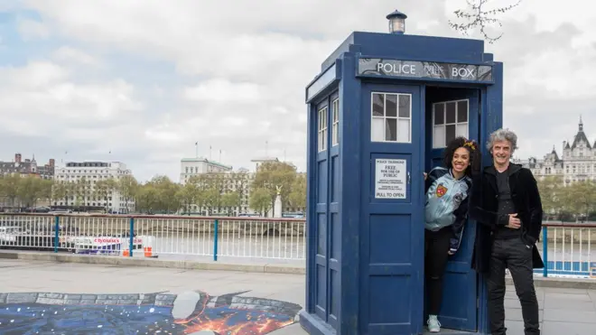 Mesin waktu dalam film seri Dr Who yang memungkinkan Dr Who dan asistennya mengunjungi masa depan dan masa lalu.