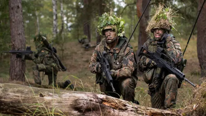 KSK (Kommando Spezialkräfte) - з німецької "Командування спеціальних сил". Підрозділ, який брав участь у багатьох секретних операціях та був нагороджений за це