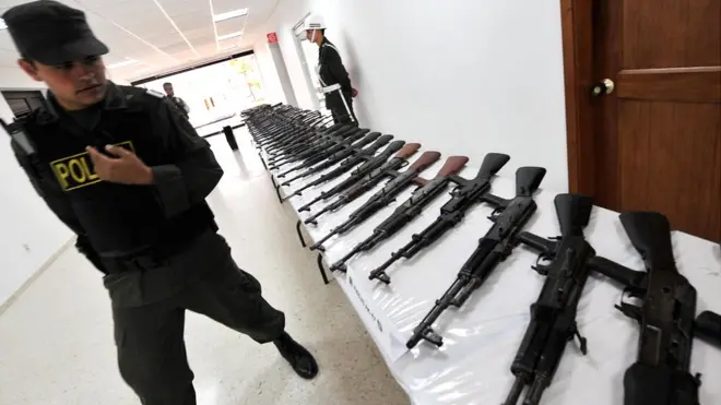 De acuerdo con DIPOL, hasta 2009 existieron estructuras llamadas Águilas Negras, como a la que la incautaron estos fusiles en 2008.