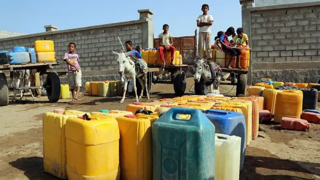 جنگ باعث شده دسترسی ساکنان بسیاری از مناطق یمن به آب آشامیدنی قطع شود