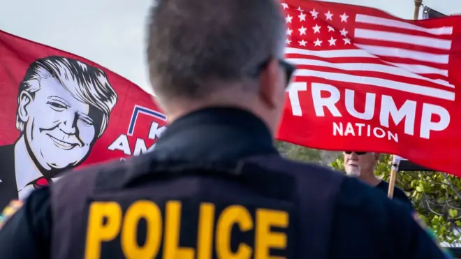 لافتة لترامب