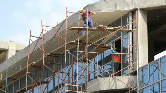 Bakıda fəhlələr tikintidə işləyən zaman