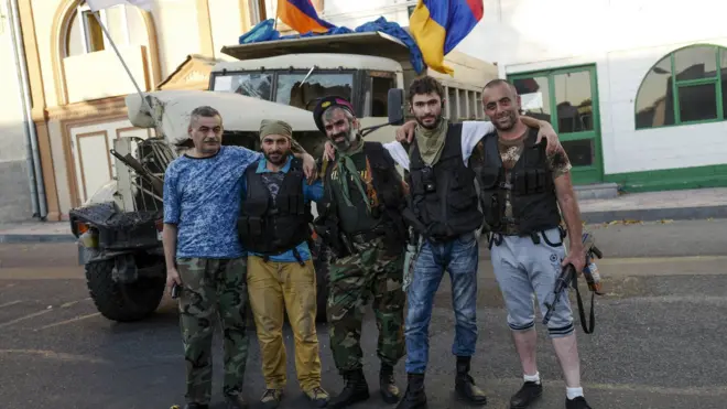 Члены группы "Сасна црер" охотно позируют журналистам