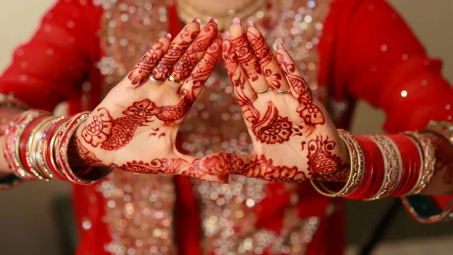 مذہب اسلام میں سوتیلی بیٹی کے ساتھ اس وقت تک شادی جائز نہیں ہے جب تک وہ شخص اس کی والدہ کو طلاق نہ دے دے (فائل فوٹو)