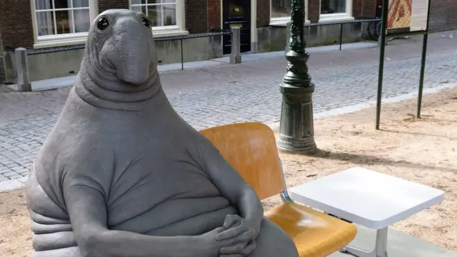 В русскоязычном сегменте интернета эта скульптура известна под имене Ждун