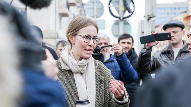 Ксения Собчак в окружении провокаторов
