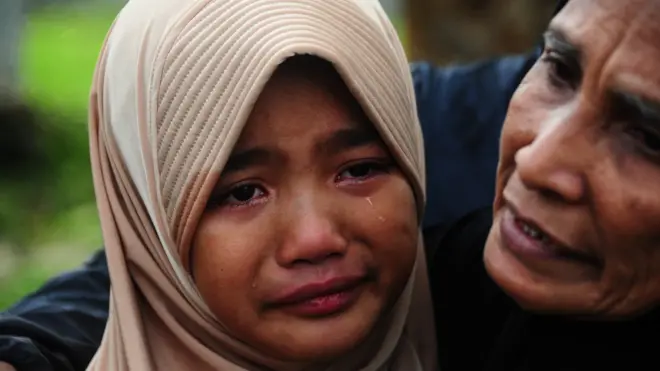 เด็กหญิงหลั่งน้ำตาหลังพ่อแม่ของเธอถูกผู้ก่อความไม่สงบฆ่าตายกลางดึก เหตุเกิดใน อ.ระแงะ จ.ปัตตานี เมื่อต้นปี 2560 ที่ผ่านมา