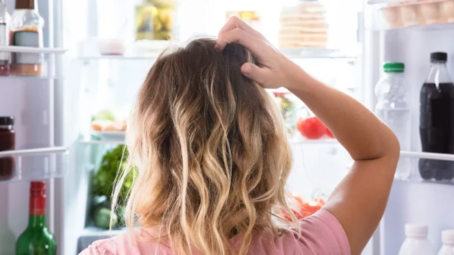 รูปสาวเกาหัวหน้าตู้เย็น